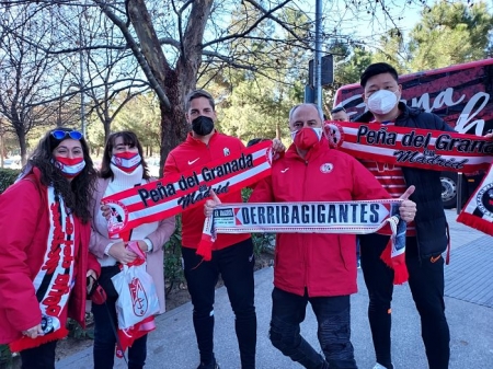 Robert Moreno posa con la bufanda de la Peña Granadinista de Madrid junto a varios miembros de la misma (FRAN CALVO)
