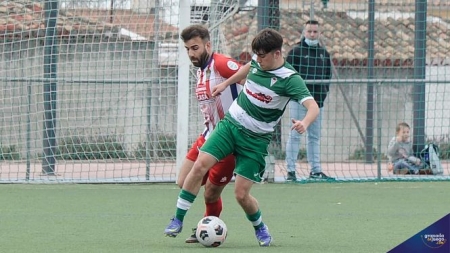 Javi y Fran Bea luchan por el balón (JOSÉ M. BALDOMERO) 