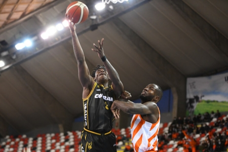Thomas Bropleh intenta anotar en la zona (MÓNICA ARCAY / BÁSQUET CORUÑA)