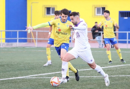 Lolo Armario presiona a un jugador jienense (JOSÉ ANDRÉS FERNÁNDEZ) 