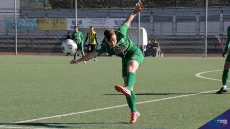 Álex marcó el gol del Atarfe (JOSÉ M. BALDOMERO / ARCHIVO) 