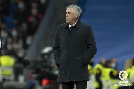 Carlo Ancelotti, durante el encuentro frente al Granada en el Santiago Bernabéu (LALIGA)