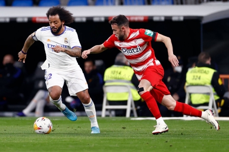 Quini, en una acción del partido ante Marcelo (REAL MADRID)