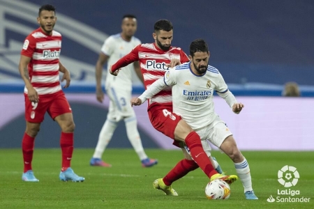 Gonalons presiona a Isco en un lance del partido (LALIGA)