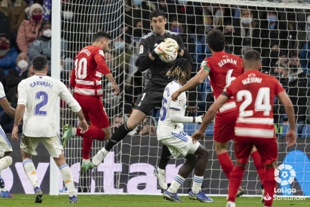 El Granada cosechó ante el Real Madrid en el Santiago Bernabéu su tercera derrota consecutiva (LALIGA)