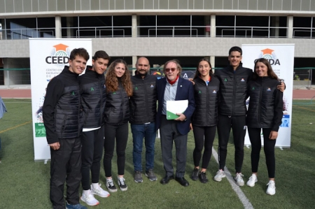 Julio Perea y Javier Argüelles, junto con los y las deportistas FAM del CEEDA (FEDERACIÓN ANDALUZA DE MONTAÑA)