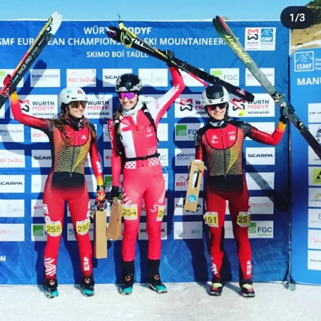 Las esquiadoras granadinas en el podium (FEDAMON)