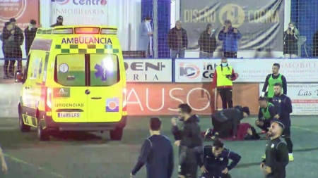 La ambulancia entró en el terreno de juego para retirar al lesionado Mario (AVATEL)