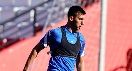 Myrto Uzuni, durante un entrenamiento con el Granada (PEPE VILLOSLADA / GCF)