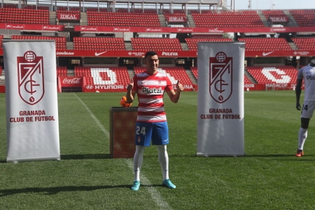 Uzuni posa sobre el césped de `Los Cármenes` con su nueva equipación (JOSÉ VELASCO / GRJ)