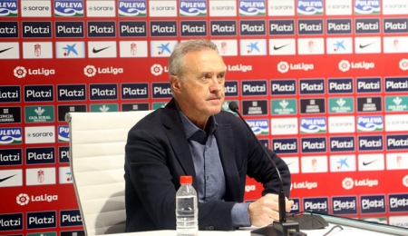 Pep Boada, en la presentación de Myrto Uzuni como nuevo jugador del Granada (JOSÉ VELASCO / GRJ)