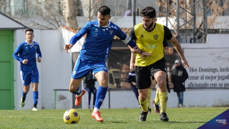Una acción del derbi entre Maracena y Cubillas del pasado domingo (J. M. BALDOMERO)