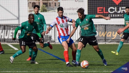 Paco Ariza avanza con el balón (JOSÉ M. BALDOMERO)