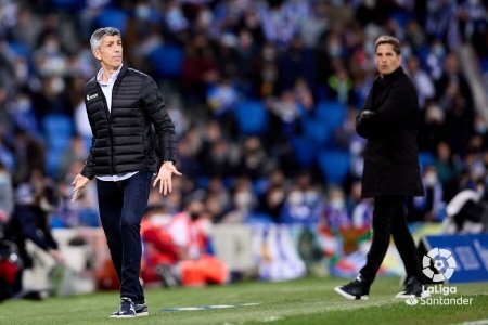 Imanol Alguacil, con Robert Moreno al fondo, durante el partido entre la Real Sociedad y el Granada (LALIGA)