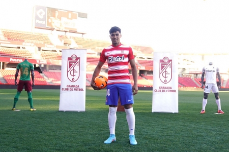 Arezo posa con la camiseta del Granada durante su presentación (PEPE VILLOSLADA / GCF)