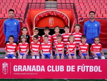 Equipo al completo del Recreativo Granada prebenjamín, posando en el `Nuevo Los Cármenes` (GCF)