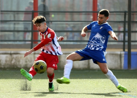 Falín en una jugada del partido ante el At. Monachil (JOSÉ ANDRÉS FERNÁNDEZ)