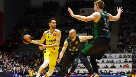 Joan Sastre penetra a canasta (ACB PHOTOS / EMILIO COBOS) 
