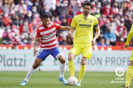 Luis Suárez e Iborra, durante un lance del partido (LALIGA)