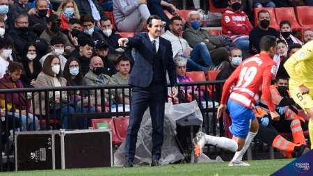Unai Emery da indicaciones a los suyos durante el partido en Granada (JOSÉ M. BALDOMERO)