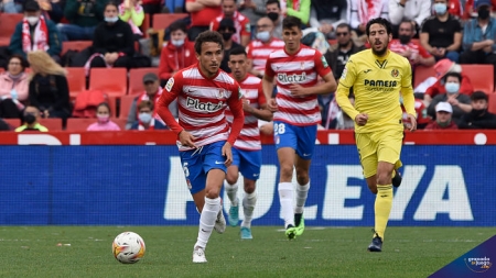 Luis Milla, en un lance del choque frente al Villarreal (JOSÉ M. BALDOMERO)