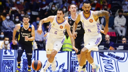 Alberto Abalde y Adam Hanga lanzan el contraataque (ACB PHOTOS / EMILIO COBOS) 