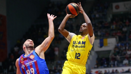 Thadus McFadden lanza ante Nick Calathes (ACB PHOTOS / MARIANO POZO) 