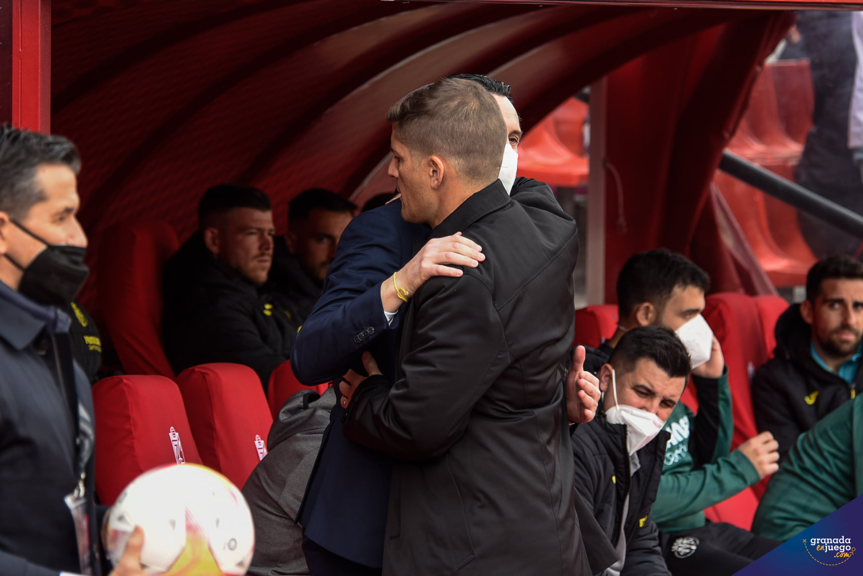 Saludo de Robert Moreno y Unai Emery en los momentos previos al partido entre Granada y Villarreal (JOSÉ M. BALDOMERO) Saludo de Robert Moreno y Unai Emery en los momentos previos al partido entre Granada y Villarreal (JOSÉ M. BALDOMERO)