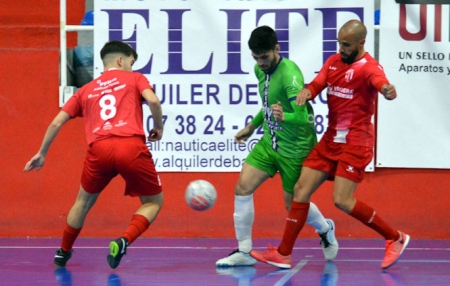 Bailón presiona a un jugador malagueño (J. PALMA)