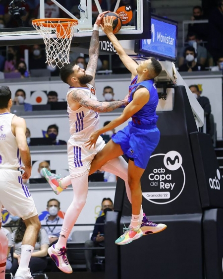 Vincent Poirier tapona a Dante Exum (ACB PHOTOS / EMILIO COBOS) 