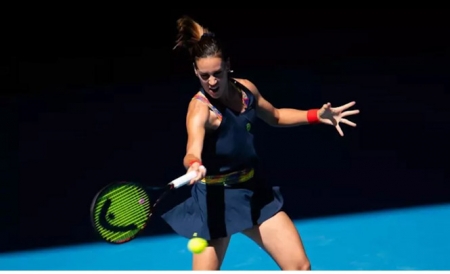 Nuria Parrizas golpea una bola durante el Abierto de Australia 2022 (ROB PRANGE / AFP7 / EUROPA PRESS)