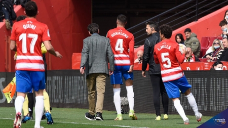 Gonalons, al abandonar el campo en el partido ante el Villarreal (JOSÉ M. BALDOMERO)