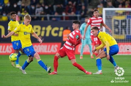 Imagen del Cádiz - Granada de la primera vuelta en el `Nuevo Mirandilla` (LALIGA)