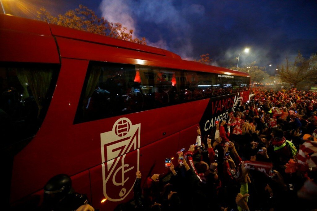 La afición del Granada convoca un recibimiento al autobús del equipo en la previa contra el Cádiz (GCF) La afición del Granada convoca un recibimiento al autobús del equipo en la previa contra el Cádiz (GCF)