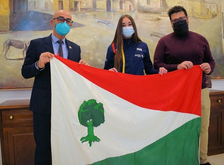 Entrega de la bandera de Albolote a Paula Juárez (AYTO. ALBOLOTE)