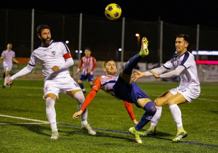 Fran Machado remata en posición acrobática (JORGE LOZANO)