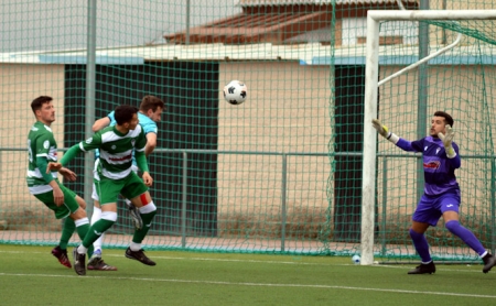 Un jugador del Villacarrillo remata a la portería de Jorge (J. PALMA) 