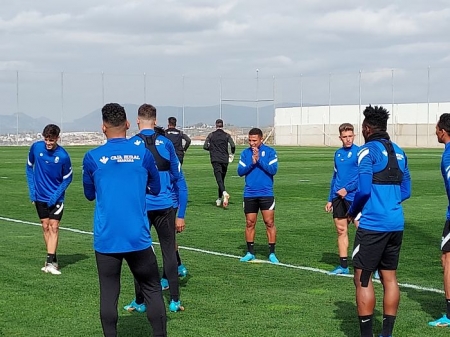 Machis, en el centro, durante un rondo de un entrenamiento reciente del Granada (FRAN CALVO)