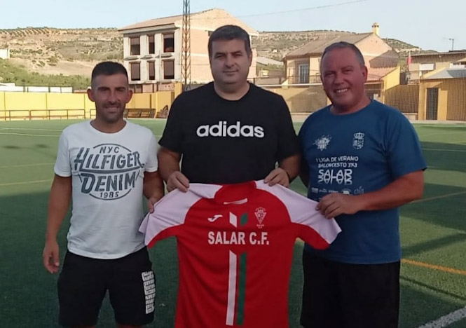 Fali Malagón flanqueado por el presidente del Salar, Antonio Moya, y por el vicepresidente, Miguel Molina (SALAR CF) Fali Malagón flanqueado por el presidente del Salar, Antonio Moya, y por el vicepresidente, Miguel Molina (SALAR CF)