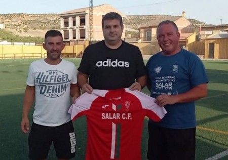 Fali Malagón flanqueado por el presidente del Salar, Antonio Moya, y por el vicepresidente, Miguel Molina (SALAR CF)