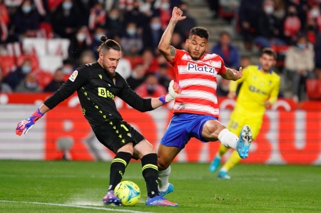 Luis Suárez presiona a Ledesma en un lance del partido entre el Granada y el Cádiz (PEPE VILLOSLADA / GCF)