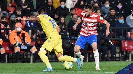 Quini jugó ante el Cádiz su partido número cien con el Granada (JOSÉ M. BALDOMERO)