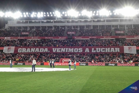 Tifo que se colocó en la zona de preferencia para dar la bienvenida a los futbolistas cuando saltaron al césped de `Los Cármenes` (JOSÉ M. BALDOMERO)