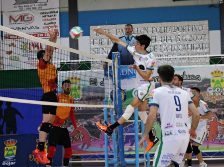 Remate de un jugador de Gójar (VÓLEIBOL GÓJAR)