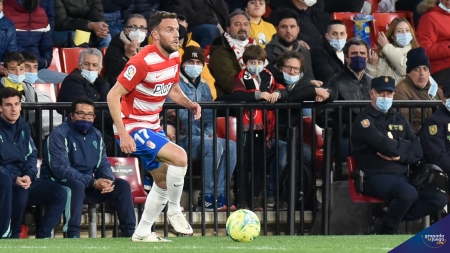 Quini, en una acción frente al Cádiz, que fue su partido número cien con la elástica del Granada (JOSÉ M. BALDOMERO)