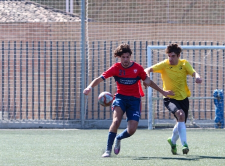 Ángel pelea por el balón con un jugador sevillano (ENCARNI QUESADA)