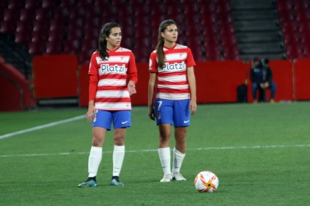 Alicia Redondo y Laura Pérez, en el partido que el Granada Femenino disputó en el `Nuevo Los Cármenes` ante el Betis (JOSÉ VELASCO / GRJ)