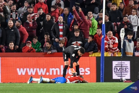 Rui Silva consuela a Foulquier tras encajar el gol de Yuri en la semifinal contra el Athletic (JOSÉ M. BALDOMERO)