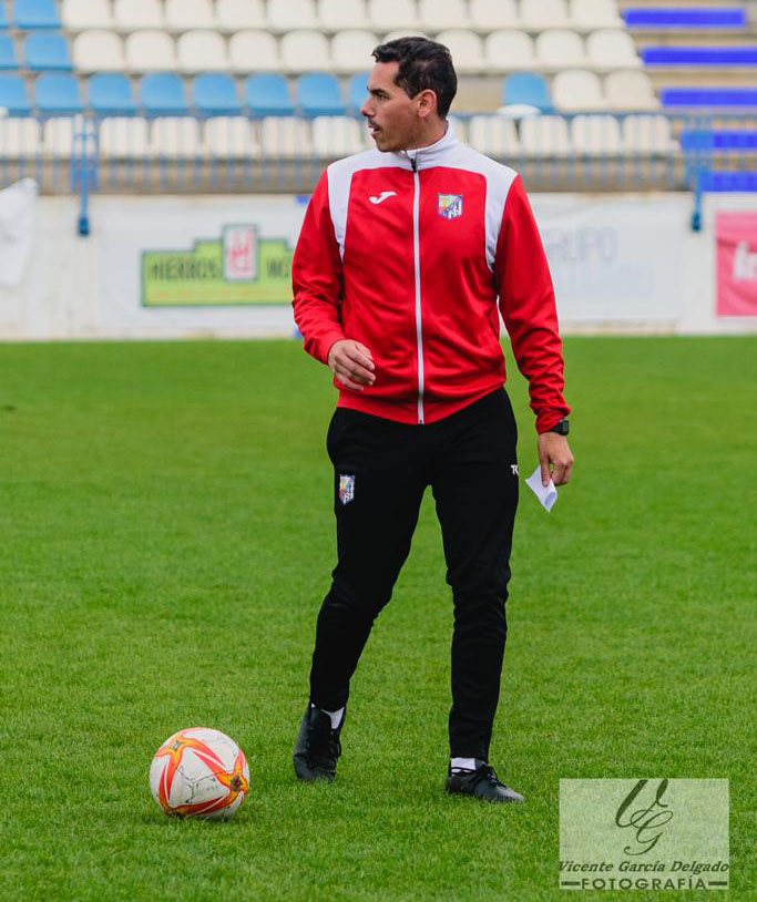 Vicente García, entrenador del CF Motril, durante un entrenamiento (V. GARCÍA)