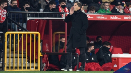 Los jugadores del Granada no han despedido públicamente a Robert Moreno (JOSÉ M. BALDOMERO)